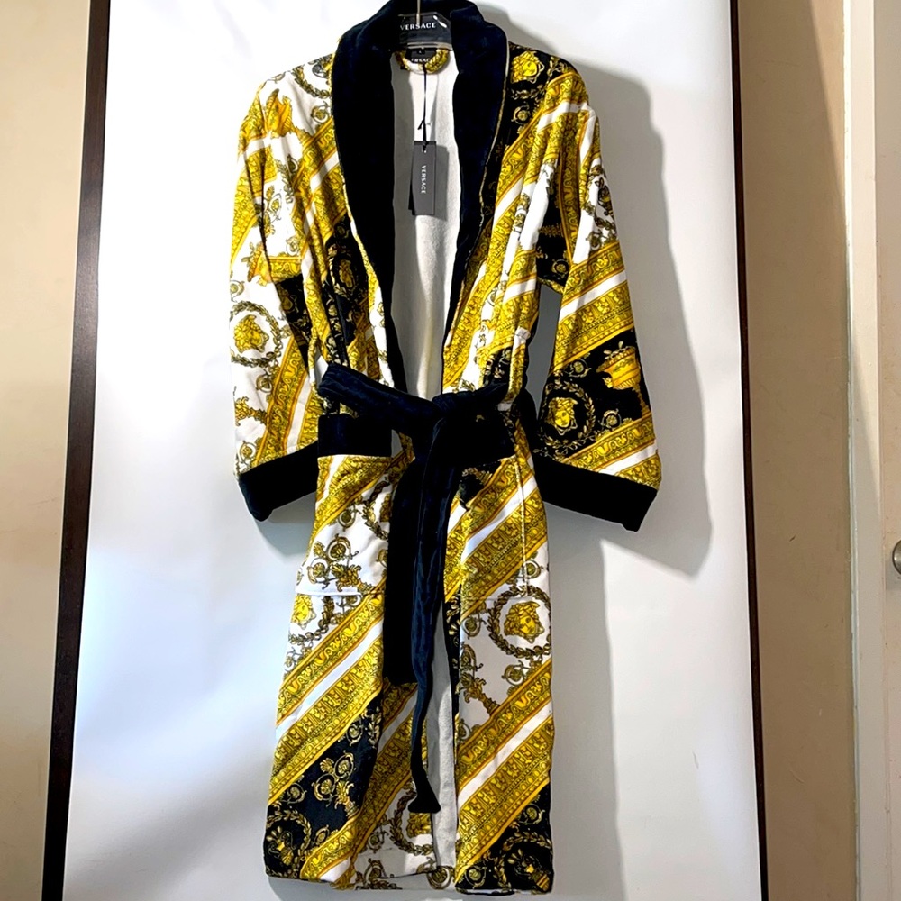 VERSACE ICONIC MEN”S BATHROBE SIZE LARGE MADE IN ITALY retail Bag & Box Include